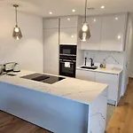 Chic City Center 3 Beds Flat & Balcony & Parking