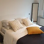 Beautiful Three Queen Beds Apartment In City Center , 100M2, Near Tram