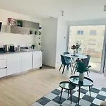 Brand New 1 Bedroom In City Center With Terrace - 4A