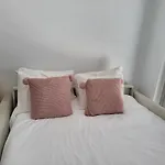 Cosy Room In Morden Apartment