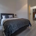 EXECUTIVE DOUBLE ROOM WITH EN-SUITE in GUEST HOUSE RUE TREVIRES R3