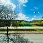 Luxembourg City - 70M2 - Easy Parking - Bus - 2 Tvs - Between City And Forest