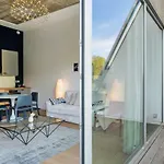 Elegant 1Br Apt, Balcony, Pool, Central Location