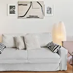 Elegant 1Br Apt, Balcony, Pool, Central Location