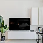Stylish Studio With King Bed, Balcony And Full Kitchen