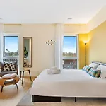 Cozy Apartment With Full Kitchen & Workspace