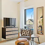 Cozy Apartment With Full Kitchen & Workspace