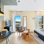 Cozy Apartment With Full Kitchen & Workspace
