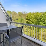 Elegant 1Br Apt, Balcony, Pool, Central Location