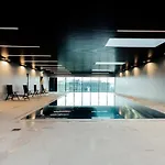 Stylish And Luxurious Apt With Pool & Gym