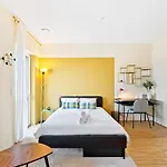 Cozy Apartment With Full Kitchen & Workspace