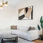 Luxurious 3Br Apt With Jacuzzi In Central Lux