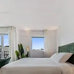 Stylish Studio With King Bed, Balcony And Full Kitchen