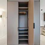 Stylish Studio With King Bed, Balcony And Full Kitchen