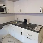 Cozy Studio Apart - King Bed - Netflix - Projector - Fast Wi-Fi