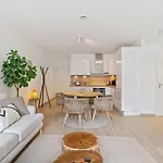 Modern 1Br Apt With Balcony Near City Center