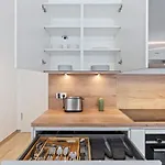Modern 1Br Apt With Balcony Near City Center