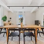 Clausen Hideaway Modern Accommodation