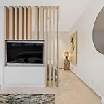 Modern Studio With King Bed, Walk To Attractions