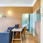 Elegant 1Br Apartment With Full Kitchen & Workspace