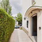 Elegant 1Br Apartment With Full Kitchen & Workspace