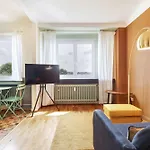 Elegant 1Br Apartment With Full Kitchen & Workspace