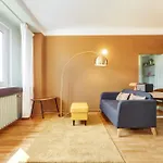 Elegant 1Br Apartment With Full Kitchen & Workspace