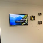 Modern Apartment With Free Parking 500M Away