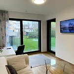 Modern Apartment With Free Parking 500M Away
