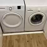 Modern Apartment With Free Parking 500M Away