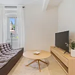 Modern Apartments In Clausen With Wifi, Kitchen & Workspace
