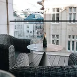 Luxe City - Modern & Spacious 2Br With Balcony View