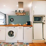 Cozy Studio With Terrace, Pet-Friendly, Near Center