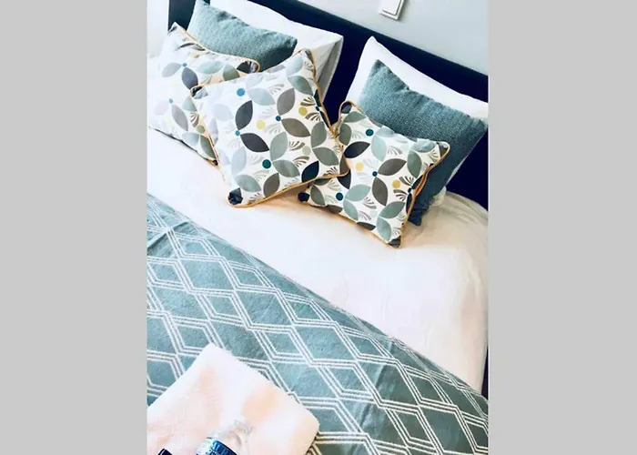 Large&Modern Retro Flat in City Center- Free Parking