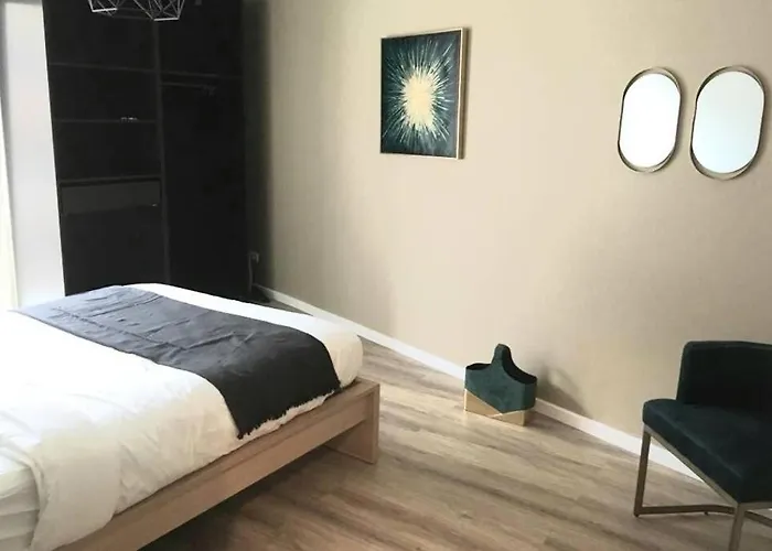 Modern 4 Beds In Convenient Location, Free Parking