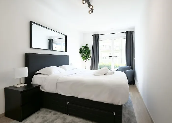 2BR Apt 100 m2 w Terrace, Free Parking, Business or Leisure