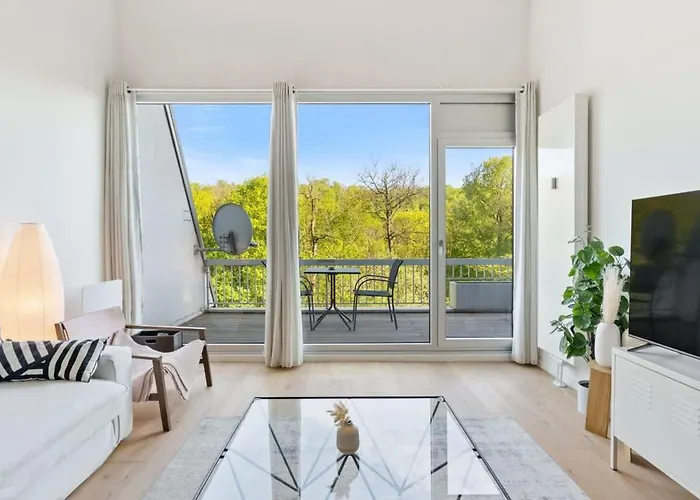 Elegant 1Br Apt, Balcony, Pool, Central Location