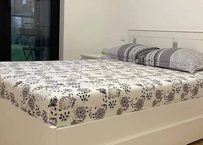 Modern Apartment With Free Parking 500M Away