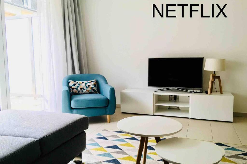 Large Family Retro Flat In Center- Large Terrace & Garden View, Free Parking