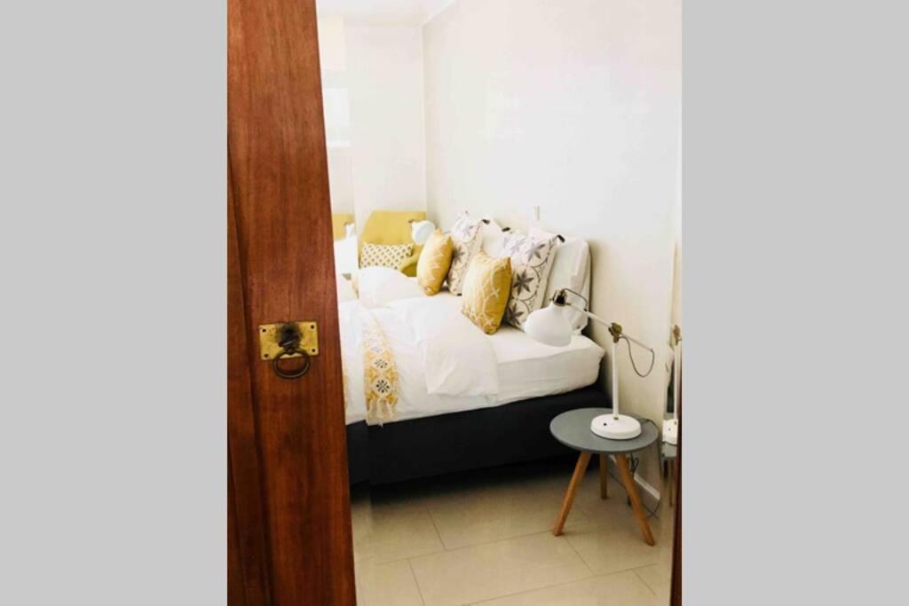 Large Family Retro Flat In Center- Large Terrace & Garden View, Free Parking *