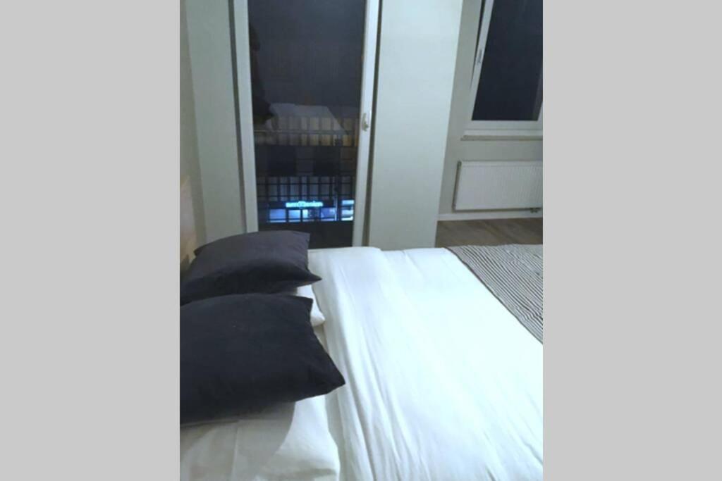 Modern 4 Beds In Convenient Location, Free Parking Apartment *