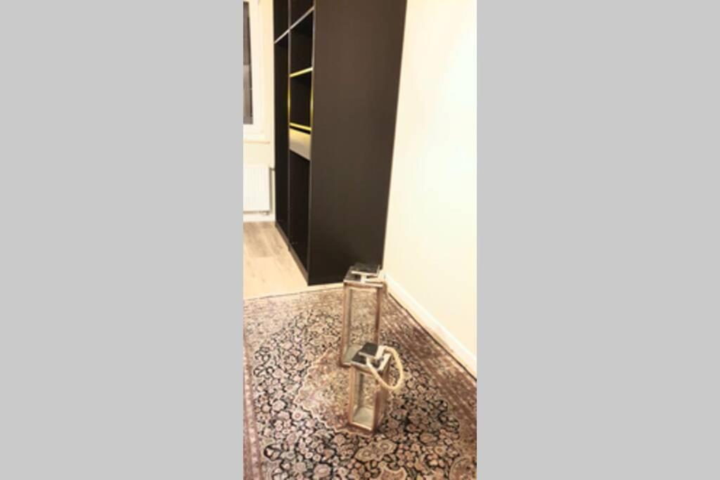 Modern 4 Beds In Convenient Location, Free Parking *