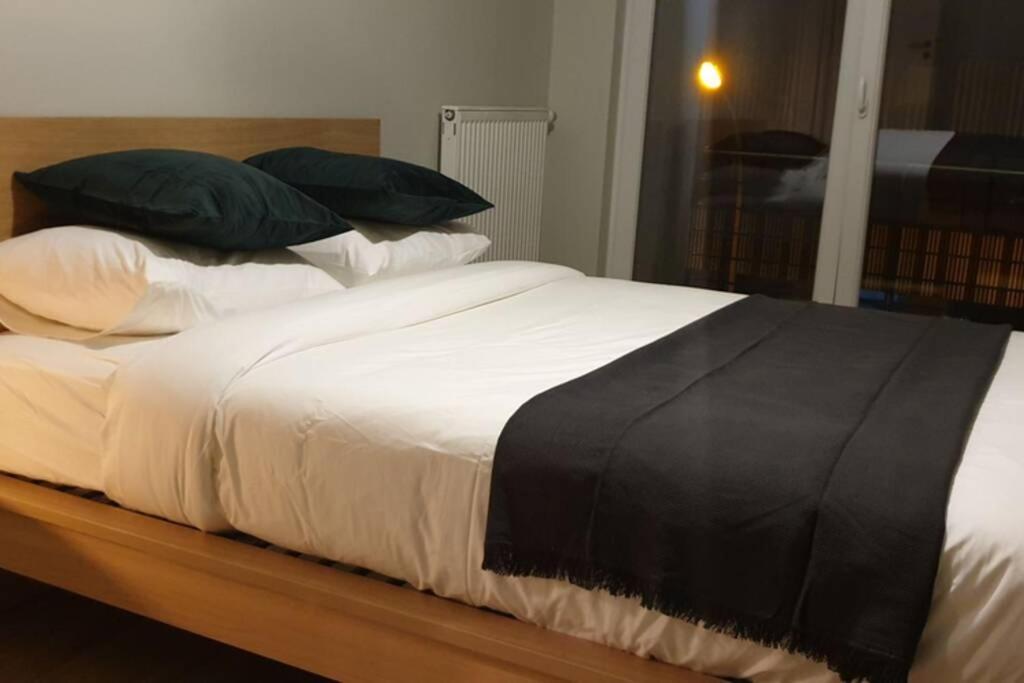 Apartment Modern 4 Beds In Convenient Location, Free Parking