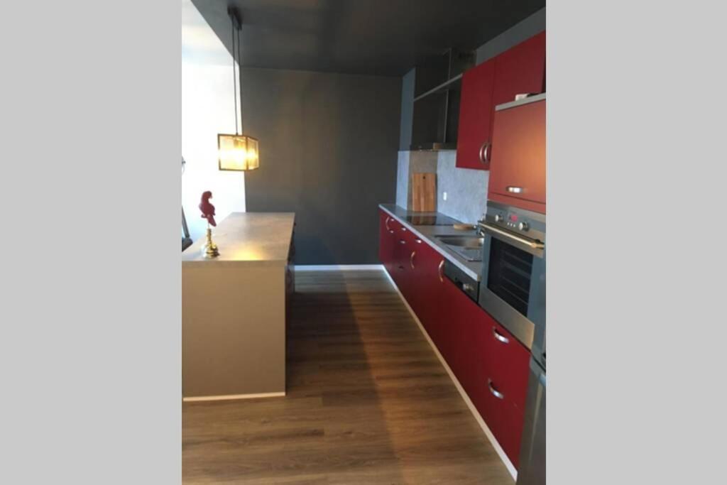 Modern 4 Beds In Convenient Location, Free Parking