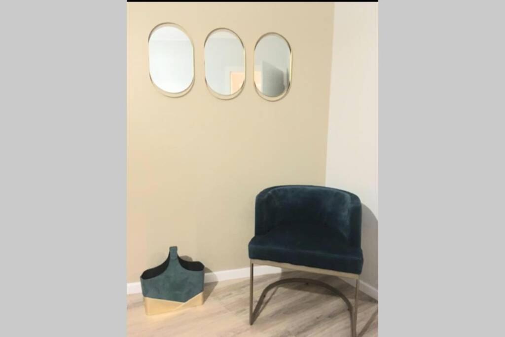Modern 4 Beds In Convenient Location, Free Parking Apartment