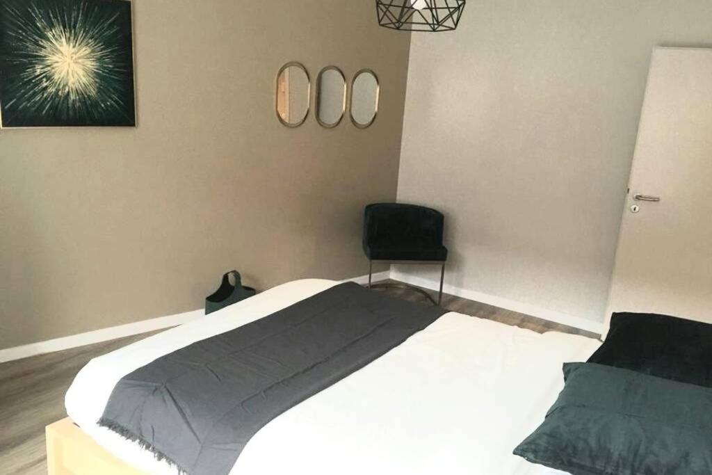 Modern 4 Beds In Convenient Location, Free Parking *