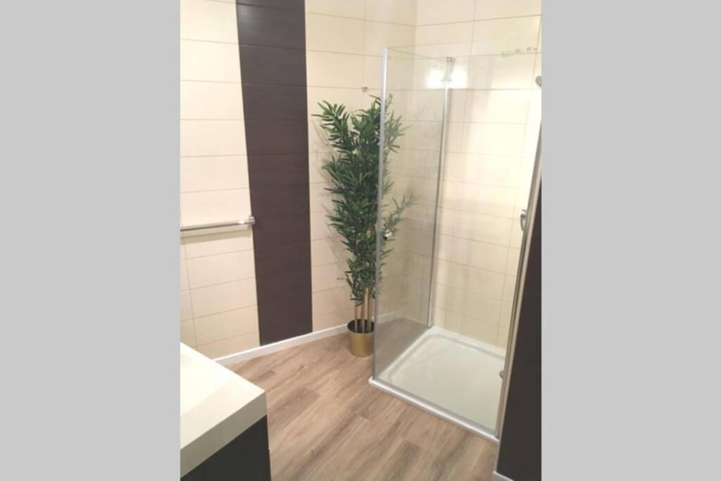 Apartment Modern 4 Beds In Convenient Location, Free Parking