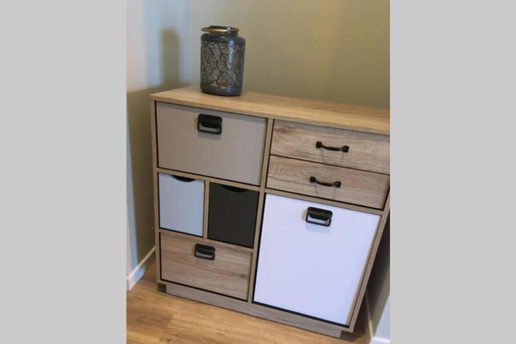 Modern 4 Beds In Convenient Location, Free Parking