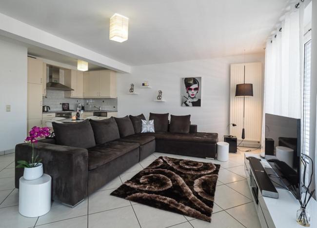 Luxury Penthouse With 3 Balconies -2 Bedrooms -petrus View & Parking *