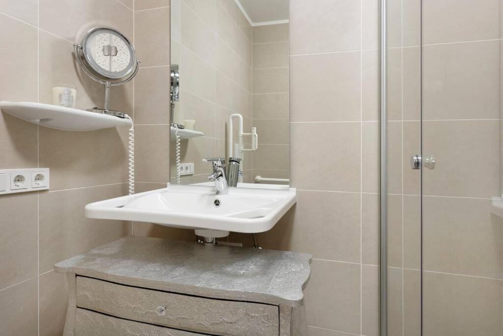 Luxury 2bed 100m2 Centre With Terrace Apartment *